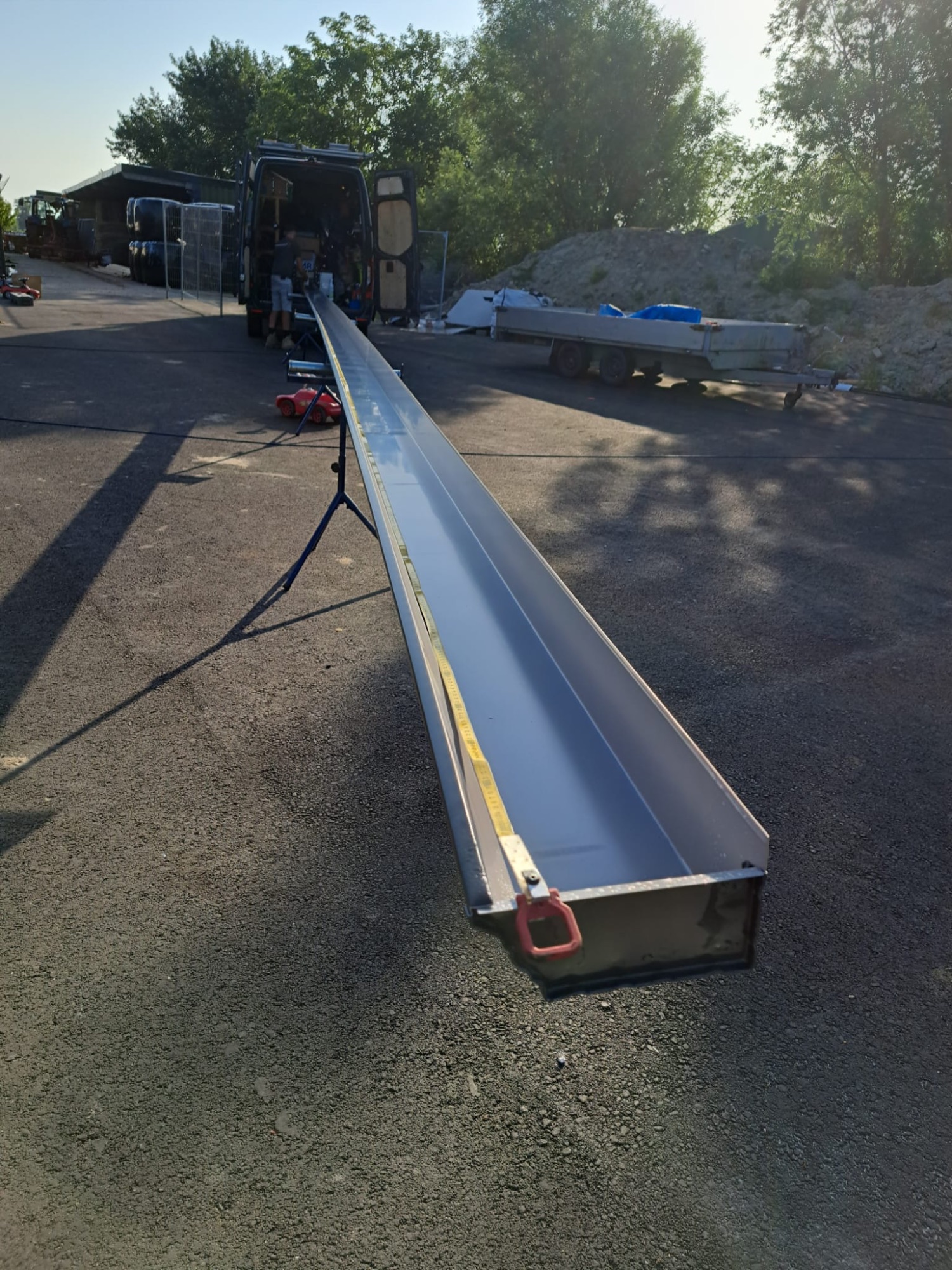 Verse aluminium dakgoot rolt uit de eigen profileermachine van Dakgoot Totaal