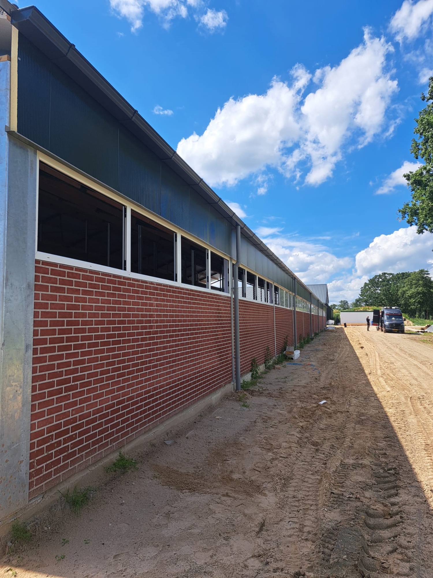 Aluminium dakgoot op een groene stal in aanbouw