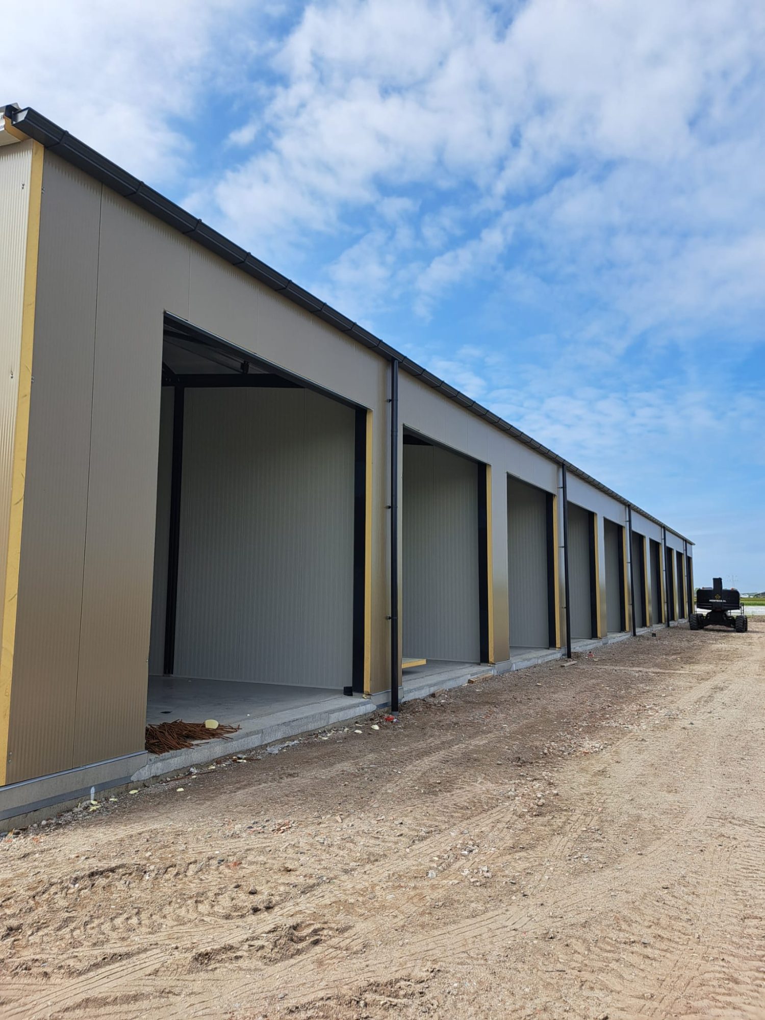 Aluminium dakgoot en regenpijpen op een bedrijfsverzamelgebouw