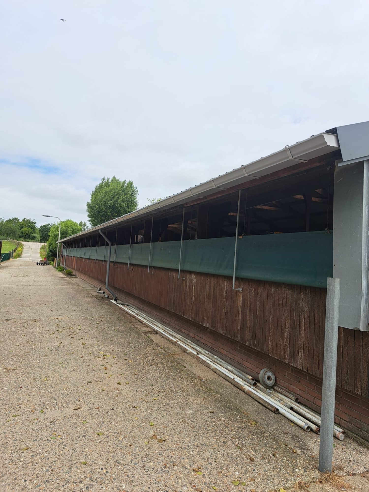 Nieuwe aluminium dakgoot op een bestaande stal